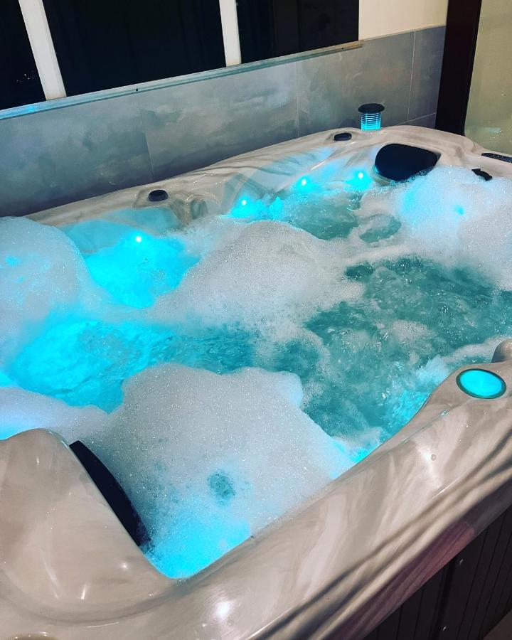 Spabyelleetlui Spa Rouge Ou Bleu Mouscron Dış mekan fotoğraf